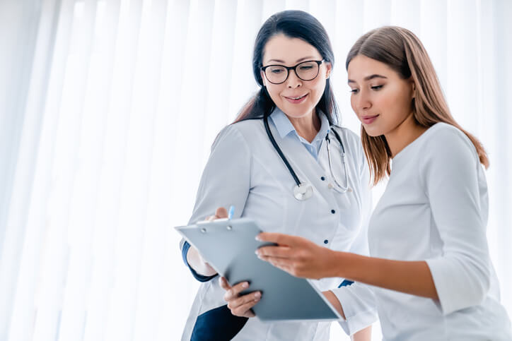 Doctora y paciente con hidradenitis supurativa
