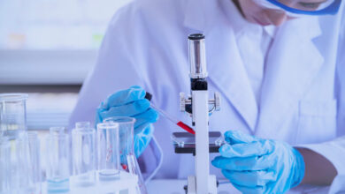 Científicos analizan vacuna para el Covid