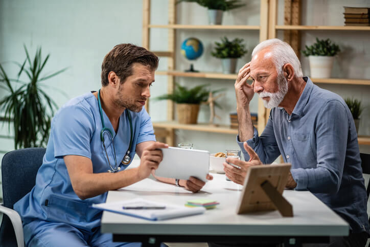 Doctor explicando sobre la detección del cáncer de pulmón