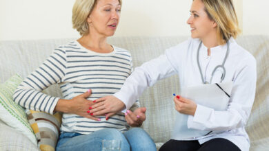 Paciente y doctora haciendo diagnóstico de EII