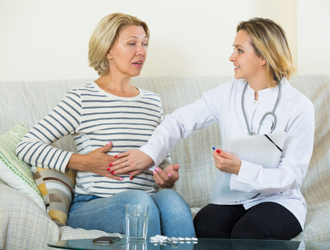 Paciente y doctora haciendo diagnóstico de EII