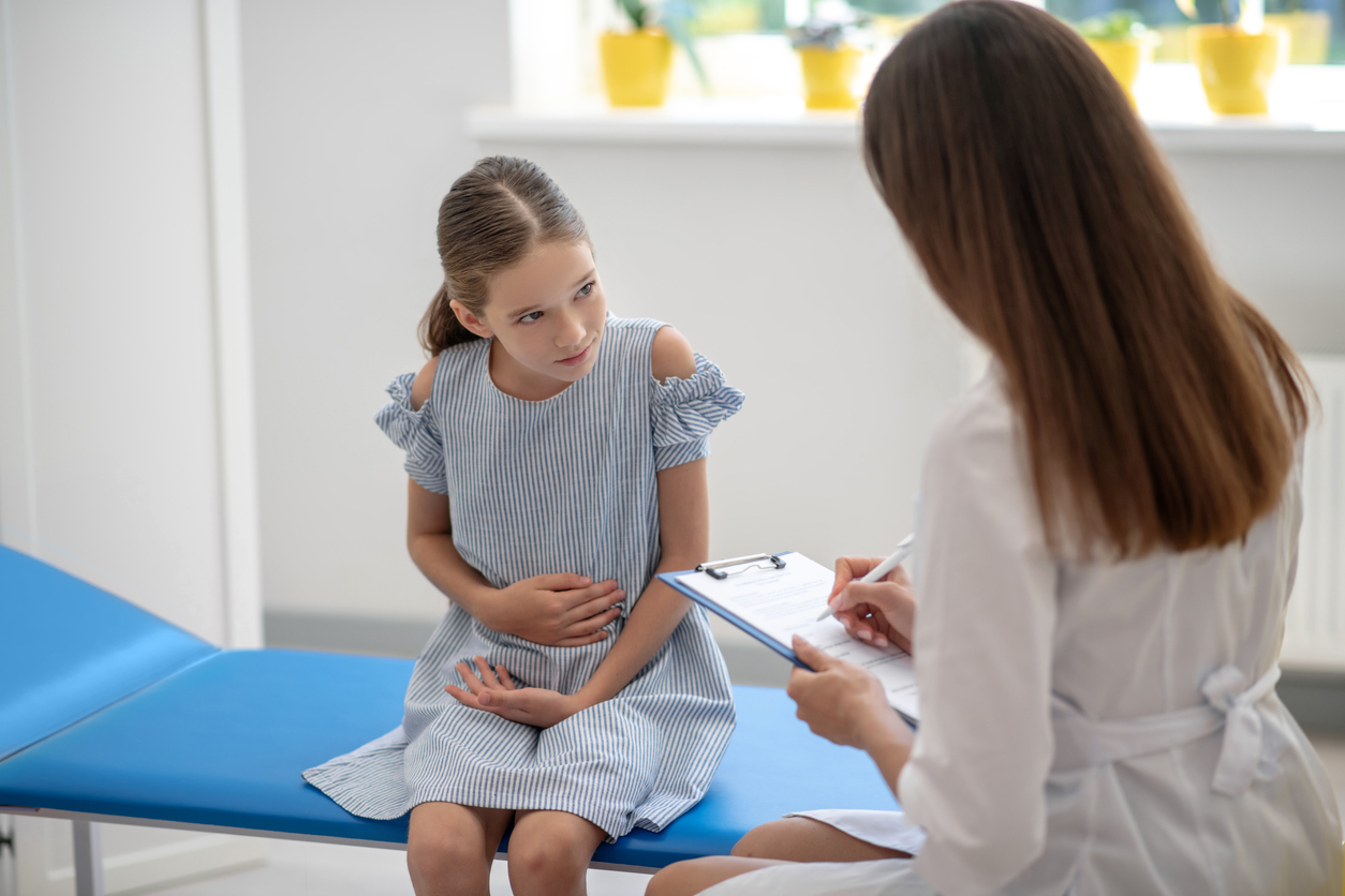 Niña con enfermedades gastrointestinales