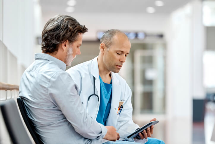 Doctor explicando los síntomas del cáncer cerebral