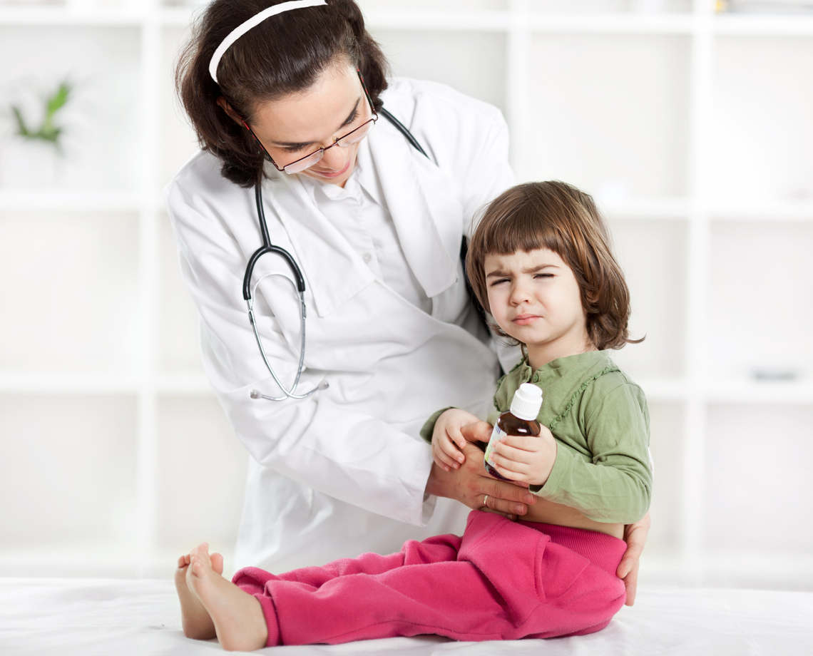 Gastroenterólogo Pediátrico examinando a una niña