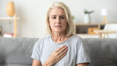 Mujer con síndrome de corazón roto