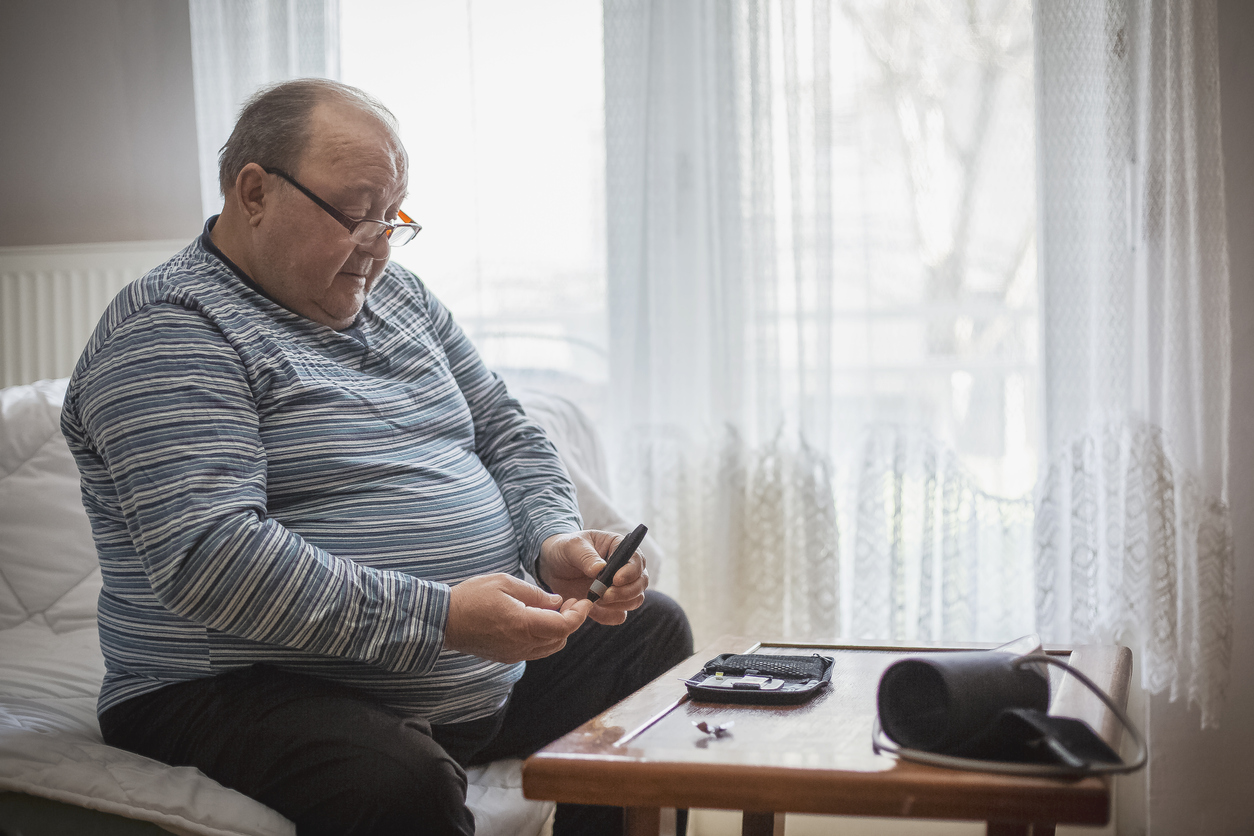 hombre con obesidad y diabetes
