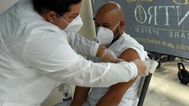 Enfermero-Juan-Diego-Perez-recibe-la-vacuna-del-COVID-en-Med-Centro-DSC_4448