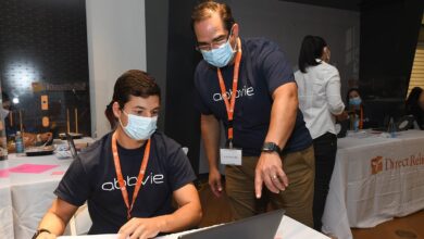 Voluntarios de AbbVie apoyan esfuerzos de entrada de datos de vacunación