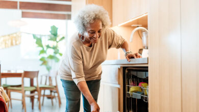 Introducir pequeños cambios en la forma en que limpias puede reducir el impacto en las articulaciones.