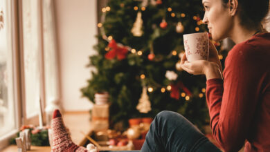 La TVP se produce cuando se forma un coágulo de sangre en una vena profunda, normalmente en las piernas.