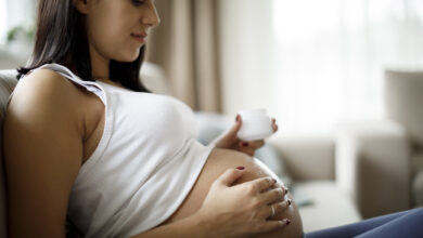 Por lo general, suelen aparecer en la segunda mitad de la gestación, sobre todo en el vientre y las mamas.
