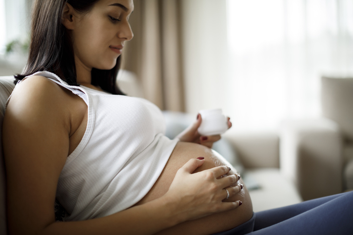 Por lo general, suelen aparecer en la segunda mitad de la gestación, sobre todo en el vientre y las mamas.