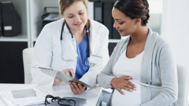 i tienes espondilitis anquilosante y sabes que quieres tener hijos, es mejor que hables con tu reumatólogo mucho antes de comenzar a tratar de quedar embarazada. Esto te ayudará a garantizar que tienes tiempo suficiente para que respondan a tus preguntas e inquietudes y para modificar tus tratamientos, si es necesario. Puedes considerar pedirle a tu proveedor de atención de la salud durante el embarazo que te refiera a un especialista con experiencia en el cuidado de mujeres embarazadas con espondilitis anquilosante.