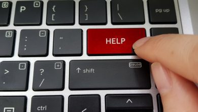 persona presionando teclado frase AYUDA señales de alerta ante suicidio