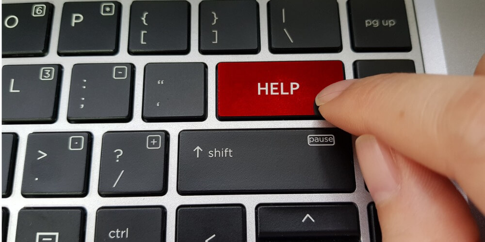 persona presionando teclado frase AYUDA señales de alerta ante suicidio