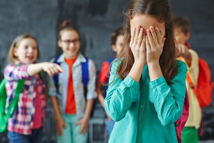 Se trata de la violencia que ejercen unos niños sobre otros, es decir, se produce entre iguales.