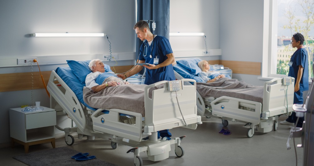 Pacientes recibiendo servicios en hospital.