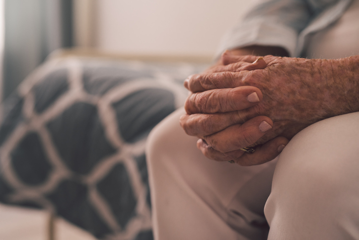 Los tipos de maltrato en el adulto mayor se clasifican en: el abuso físico, abuso emocional o psicológico, abuso sexual, explotación financiera y/o negligencia.