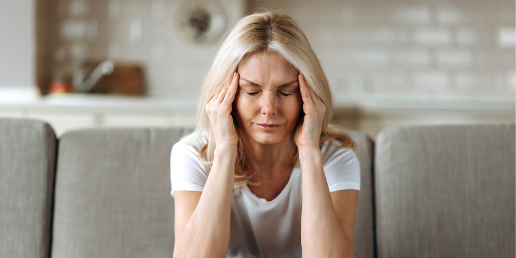 Las migrañas pueden manifestarse más seguido y de manera más intensa en las mujeres debido a fluctuaciones hormonales.