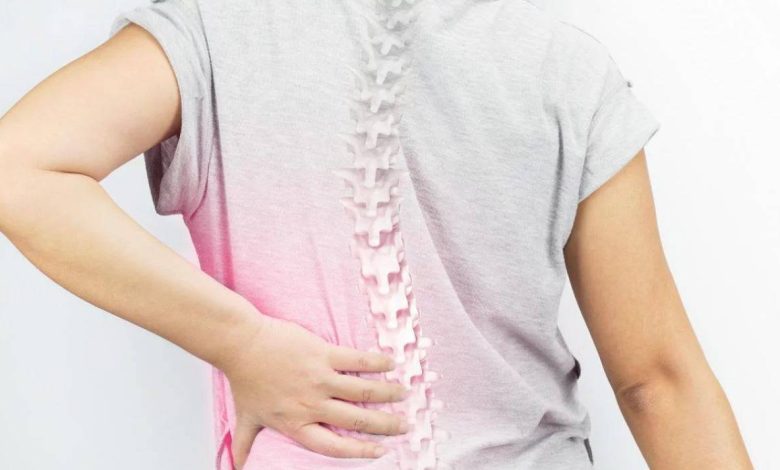 El mieloma múltiple hace que las células cancerosas se acumulen en la médula ósea, donde desplazan a las células sanguíneas sanas.