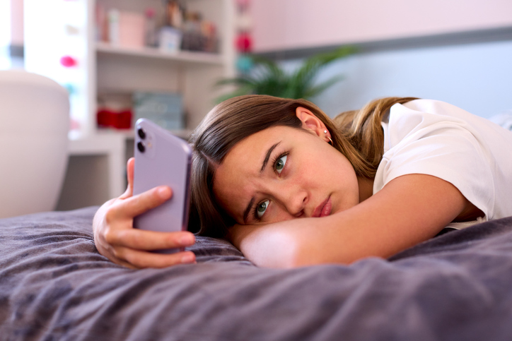 La evidencia acumulada sugiere que existe un vínculo entre el tiempo dedicado a las redes sociales y las tasas de depresión, especialmente entre adolescentes y adultos jóvenes.