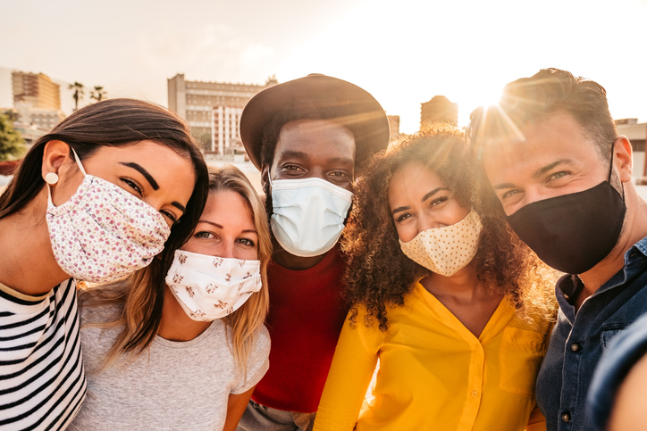 El documental cuenta con entrevistas y testimonios de profesionales y líderes en el campo de la salud.