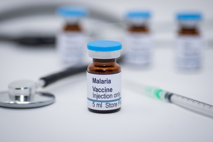 Se considera que una vacuna contra la malaria es altamente efectiva si logra proteger al menos al 50% de las personas vacunadas contra la infección clínica.