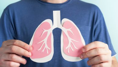 El humo de los incendios forestales presenta riesgos significativos para la salud respiratoria y cardiovascular.
