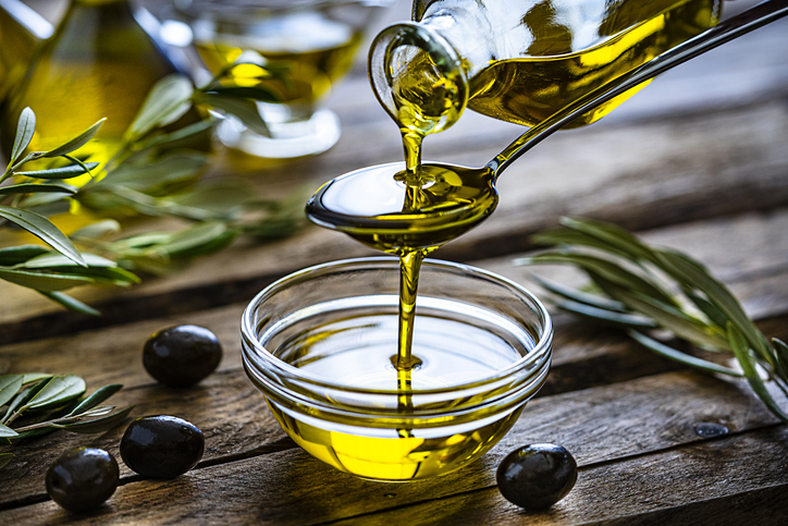 Los ácidos grasos de cadena corta y media, presentes en algunos aceites como el de coco, se absorben como fuente de energía.