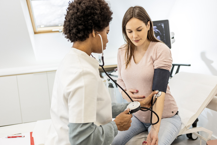 La preeclampsia es una complicación grave del embarazo que afecta a un número significativo de mujeres, y las Latinas tienen una de las tasas más altas de esta condición.