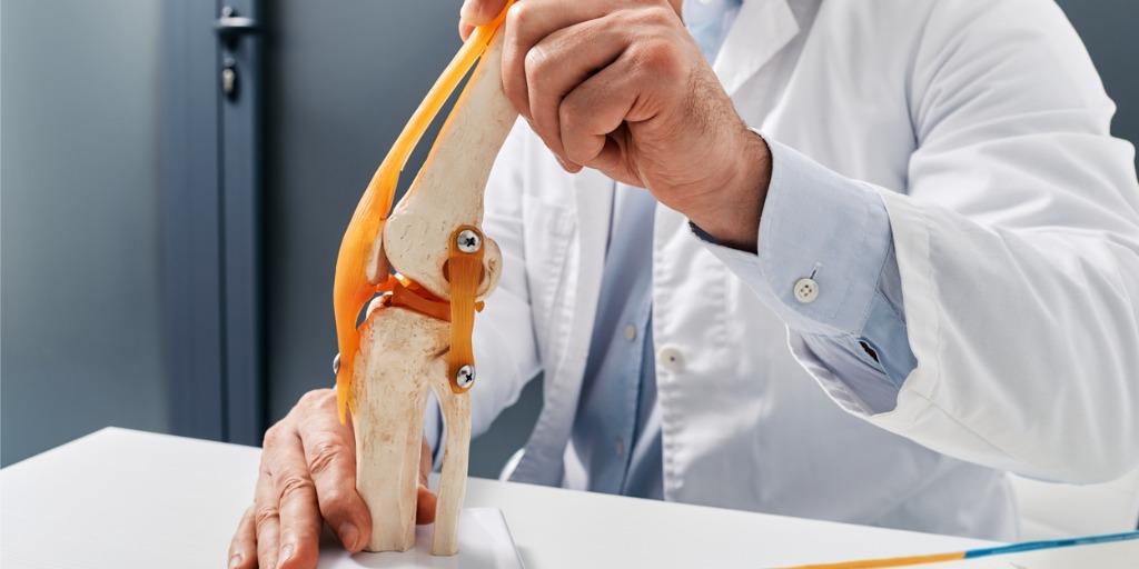 Los hallazgos respaldan la idea de que existen anomalías en la articulación que pueden detectarse mediante biomarcadores sanguíneos mucho antes de que se manifiesten en radiografías estándar.