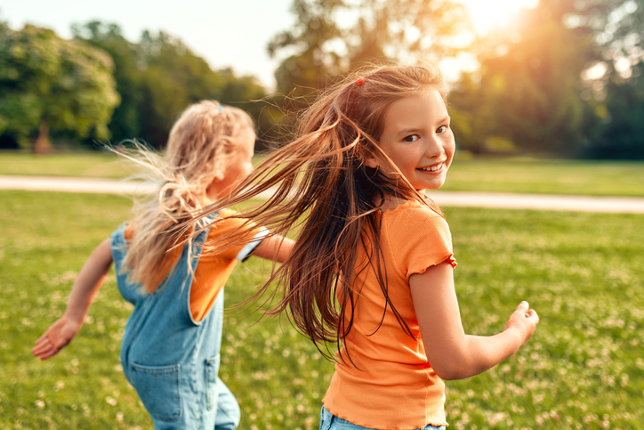 A través del juego, los niños desarrollan habilidades cognitivas, sociales, emocionales y físicas de manera natural y efectiva.