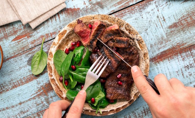 La ingesta diaria no debería exceder entre 70 y 85 gramos, no mayor al 35% de la ingesta de energía total por día.