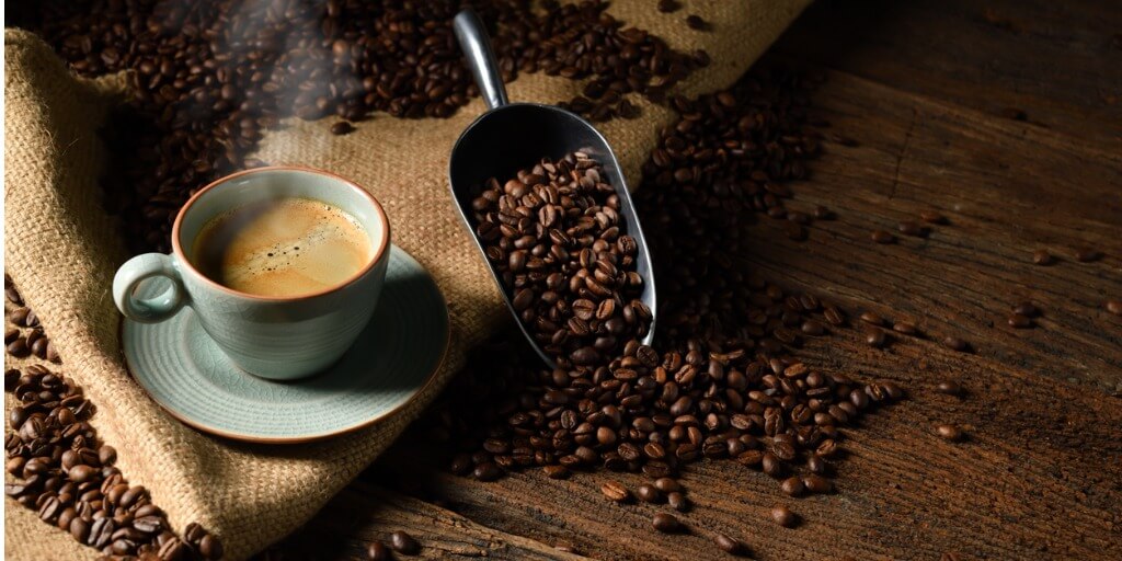 Existen personas que al consumir altas cantidades de cafeína, pueden desarrollar alta presión arterial.