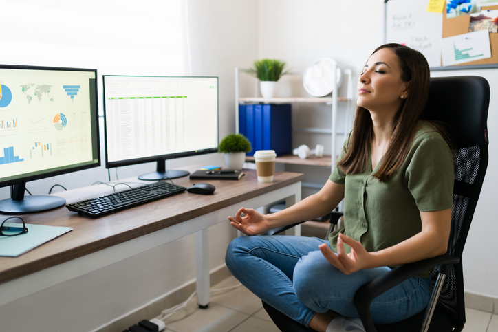 Considere la implementación de programas de mindfulness en el lugar de trabajo, como sesiones guiadas o talleres