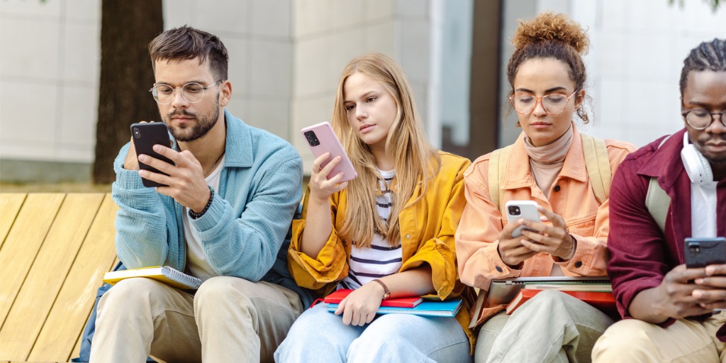 Aunque el FOMO existía antes de que las redes sociales se popularizaran, estas plataformas, que permiten conocer en tiempo real la ubicación y las actividades de las personas, pueden intensificar el problema.