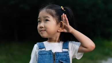 Los niños experimentaron una mejorar habla y adquirieron la capacidad de localizar el sonido.