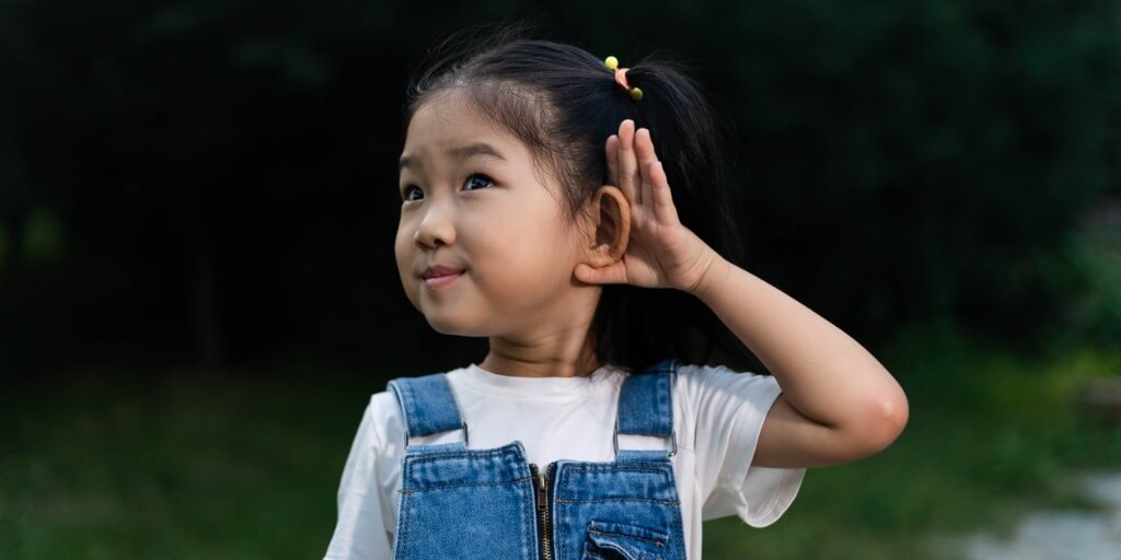 Los niños experimentaron una mejorar habla y adquirieron la capacidad de localizar el sonido.