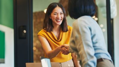 Al poner en marcha iniciativas que aborden las diferentes dimensiones del bienestar y fomentar un entorno de trabajo saludable y de apoyo