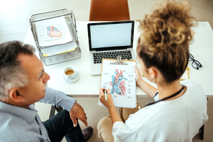 Un manejo integral que aborde tanto la APs como los factores de riesgo cardiovascular es esencial para mejorar la calidad de vida y reducir las complicaciones en estos pacientes.