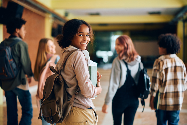 El profesional de trabajo social actúa como vínculo entre la familia, estudiantes y la escuela, aportando su conocimiento en conducta humana para lograr un buen funcionamiento biopsicosocial de los estudiantes.