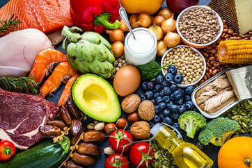 Optimiza tu rendimiento mental con alimentos como nueces, arándanos y aguacate. Mejora tu concentración y protege tu cerebro con una dieta adecuada.