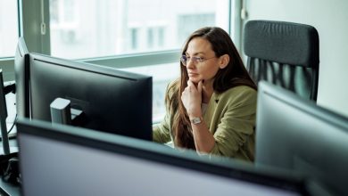 Descubre cómo los trabajos rutinarios pueden aumentar el riesgo de deterioro cognitivo y demencia, y qué estrategias puedes adoptar para proteger tu salud mental a largo plazo.
