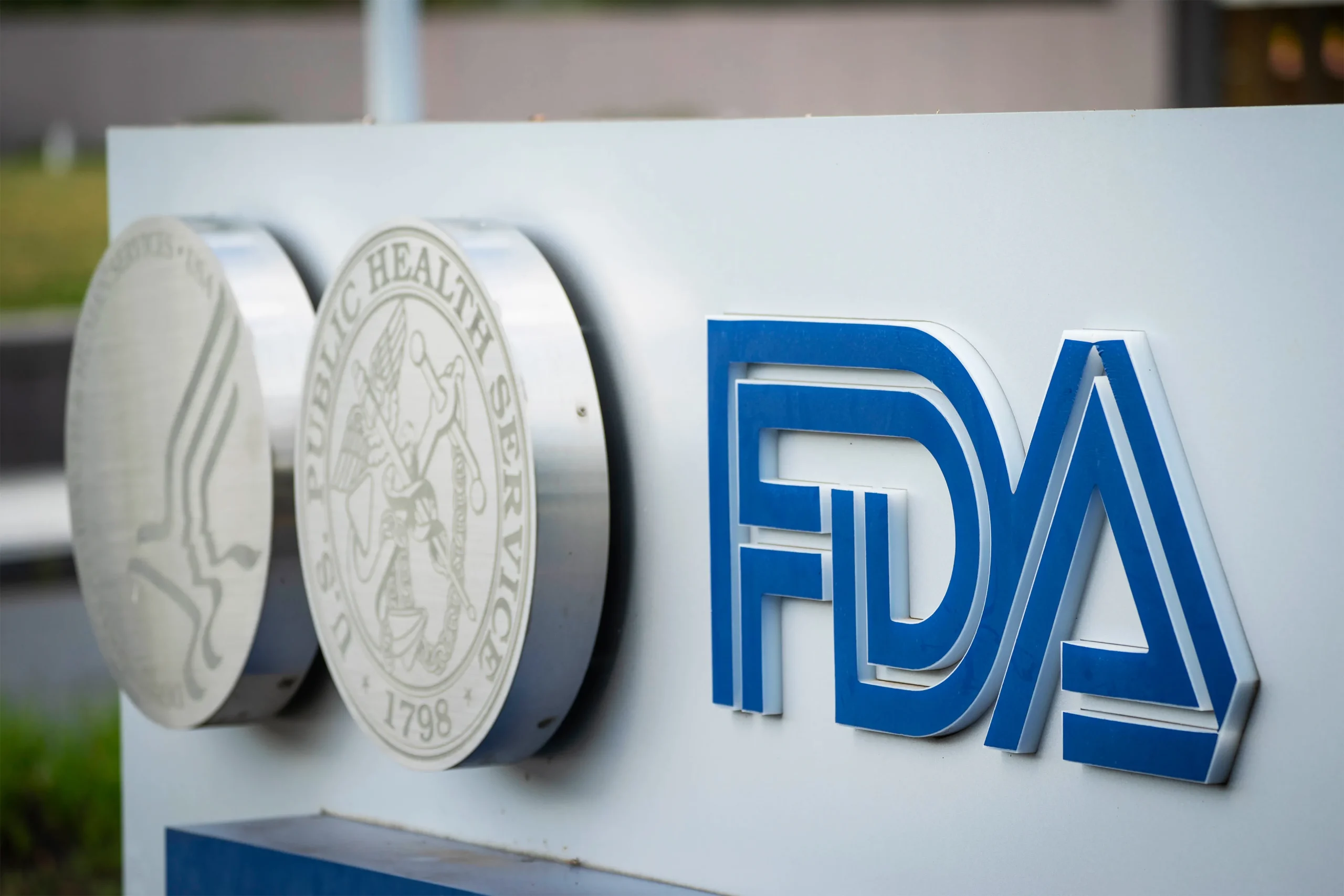 FDA Anuncia Cambios Importantes en la Regulación de Alimentos, Colorantes Artificiales y Tabaco