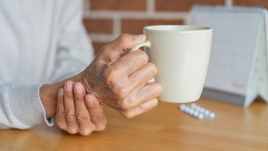En un avance que podría cambiar la historia del tratamiento del Parkinson, un equipo médico en Estados Unidos ha iniciado un ensayo clínico pionero utilizando células madre obtenidas del propio paciente para reemplazar neuronas dañadas en el cerebro.