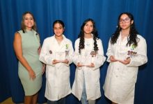 Sylnés Centeno, directora de Asuntos Corporativos de Amgen junto a las estudiantes Anna Sofia Marrero Sierra , Hallix Rosado González y Gabriela Sofía Ortiz López