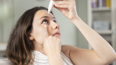 El síndrome de Sjögren es un trastorno crónico (de larga duración) que ocurre cuando el sistema inmunitario ataca las glándulas que producen humedad en los ojos, la boca y otras partes del cuerpo.