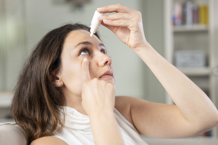 El síndrome de Sjögren es un trastorno crónico (de larga duración) que ocurre cuando el sistema inmunitario ataca las glándulas que producen humedad en los ojos, la boca y otras partes del cuerpo.
