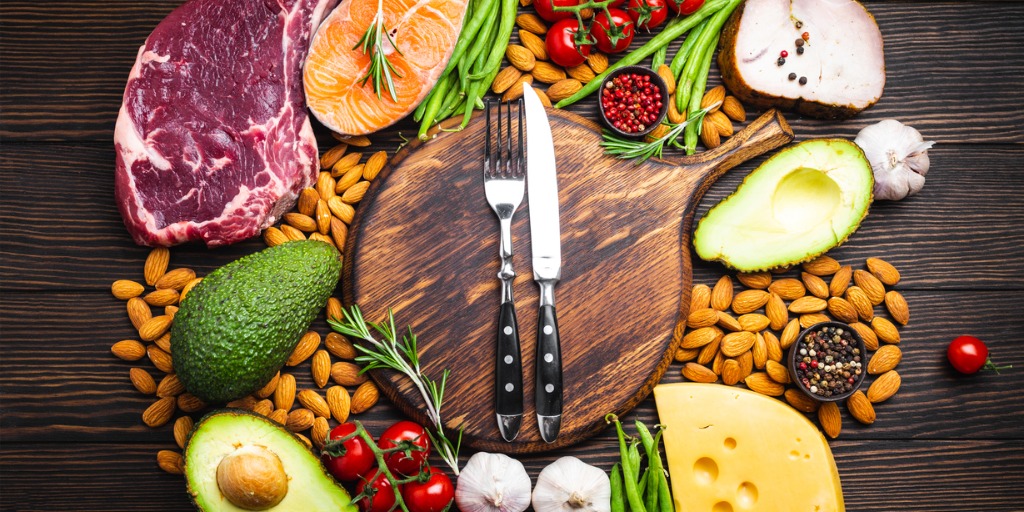Los investigadores descubrieron que las personas que seguían una dieta baja en carbohidratos y rica en grasas consumían el doble de fuentes animales que las que seguían una dieta estándar.