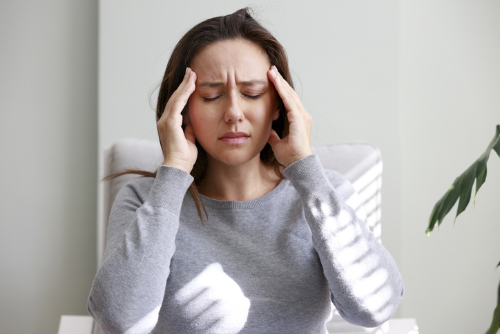 Los dolores de cabeza tensionales y las migrañas, aunque diferentes en sus características, pueden ser desafiantes.